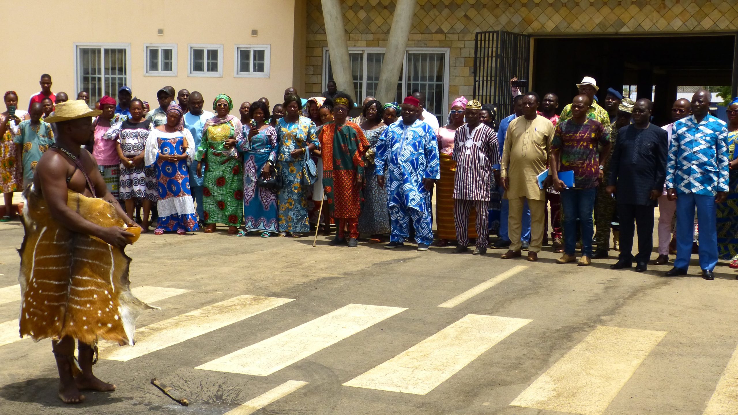 Lassistance observant le rituel dinvocation des manes des ancetres par le pretre traditionnel min scaled