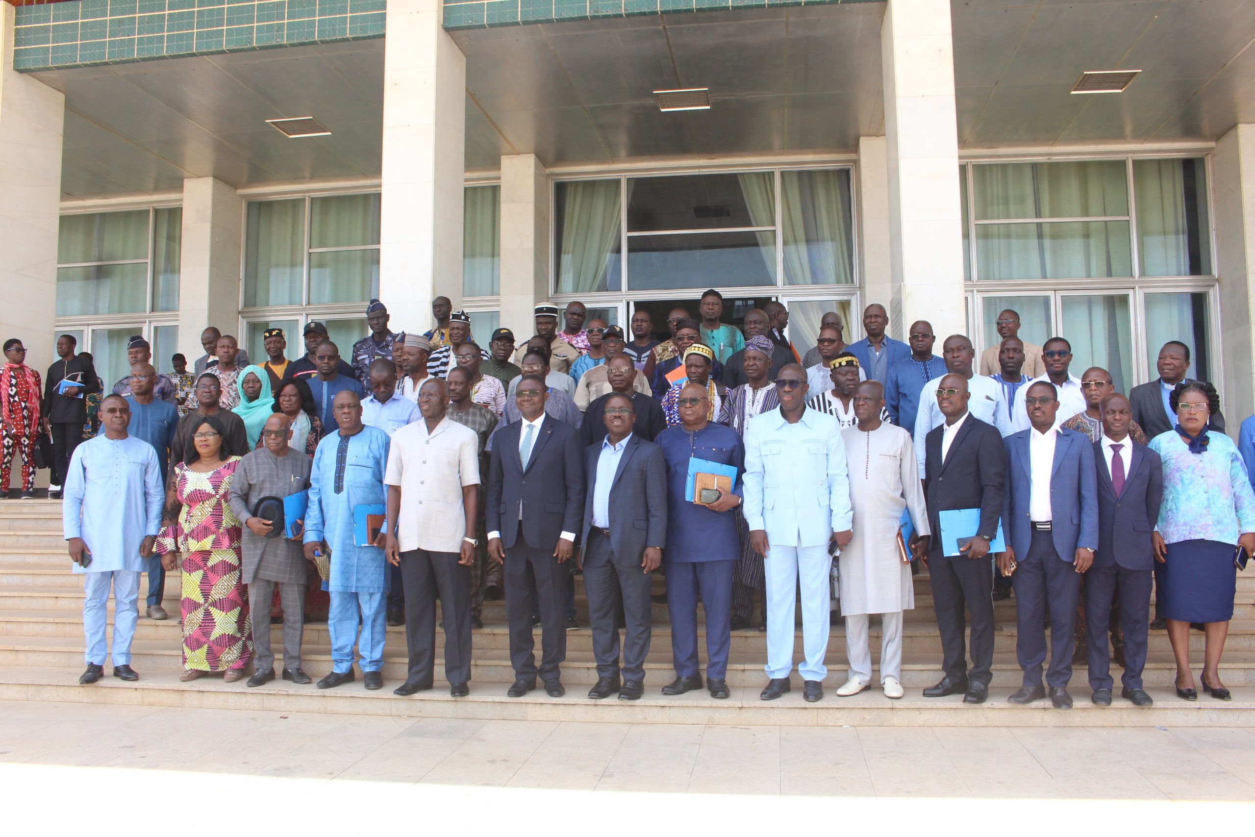 Les participants a lissue des echanges avec le ministre Awate 6eme de l gauche 1er plan scaled