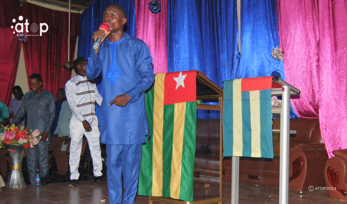 Rev. Ntsougan lors de la priere
