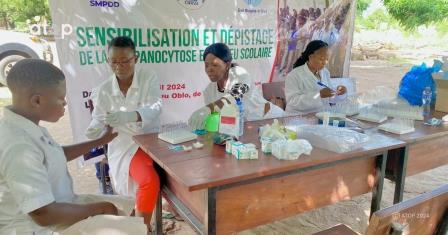 Amou/ lutte contre la drépanocytose : des élèves du lycée d’Amou oblo sensibilisés et dépistés 1 23 Vue partielle dune operation de depistage a Amou Oblo