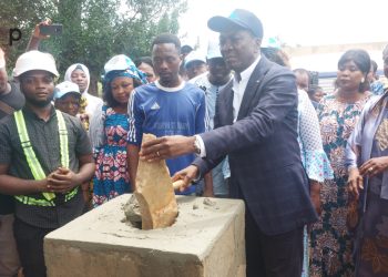 Artisanat :  pose de la première pierre du centre des artisans du Zio