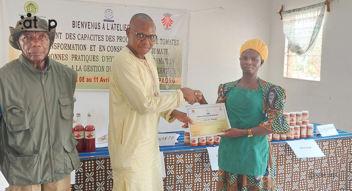 Atop.tg remise dattestations de fin de formation aux productrices de tomate de la cooperative DINDANN a Dapaong