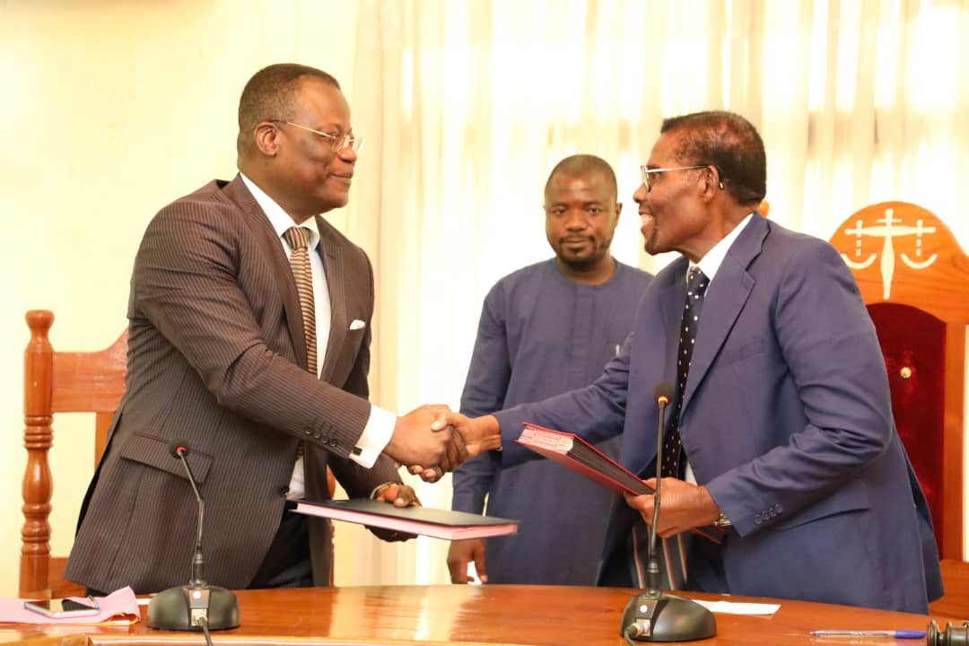 Echange de documents le president Coulibaley a gauche