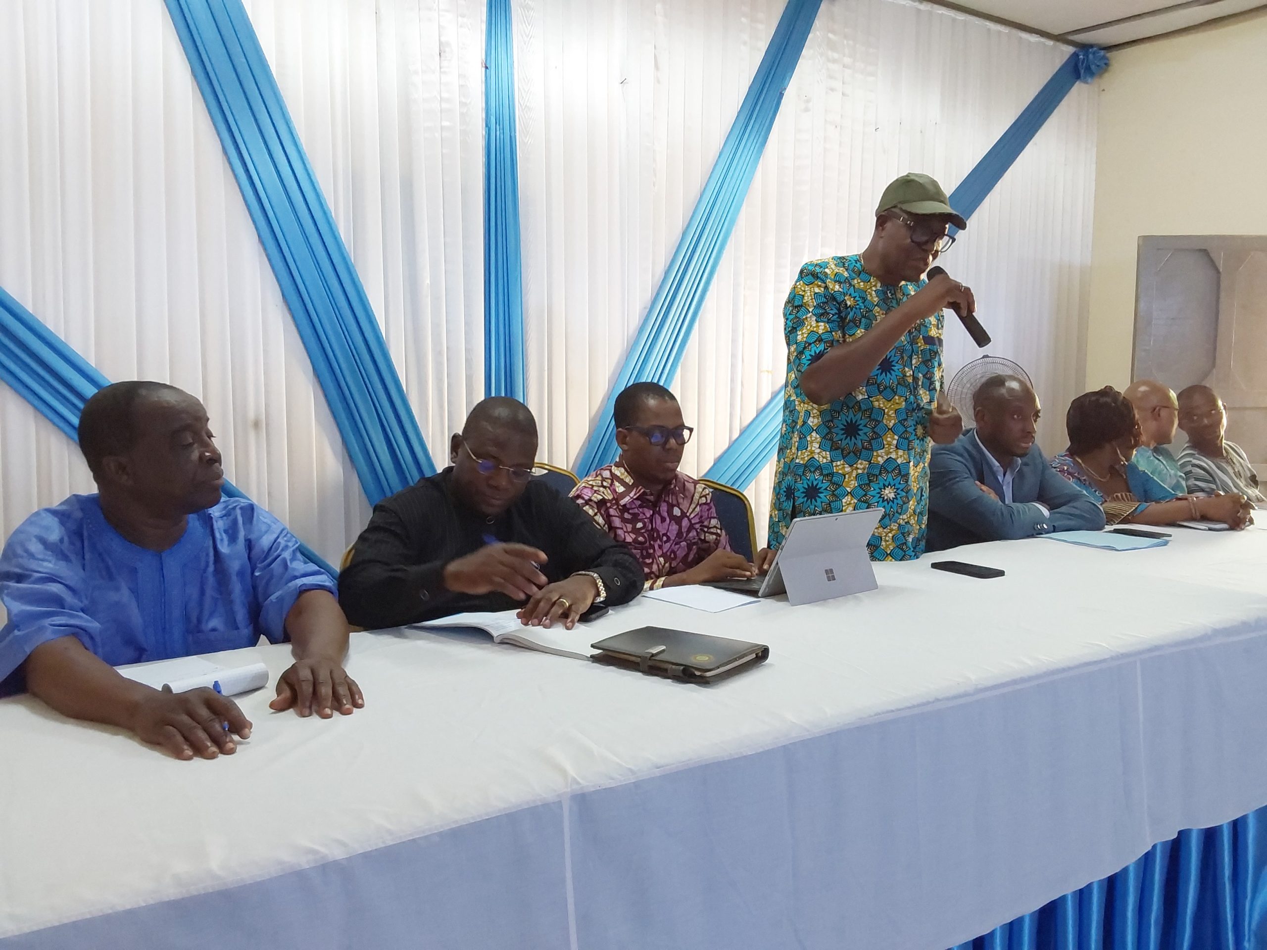 Ogou/ revision de la constitution togolaise : une délégation des députés recueille les avis et propositions des chefs traditionnels et acteurs de la société civile à Atakpamé 1 Le depute Ametodji Yaovi Michel expliquant les avantages de cette reforme politique 1 scaled