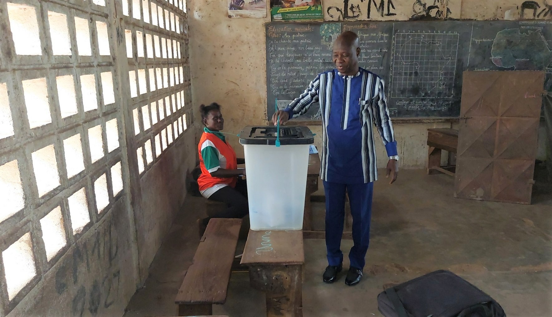 Tone/élections législatives et régionales : le vote s’est bien déroulé dans les Savanes 1 Le prefet de Tone Tchimbiandja depose son bulletin dans lurne