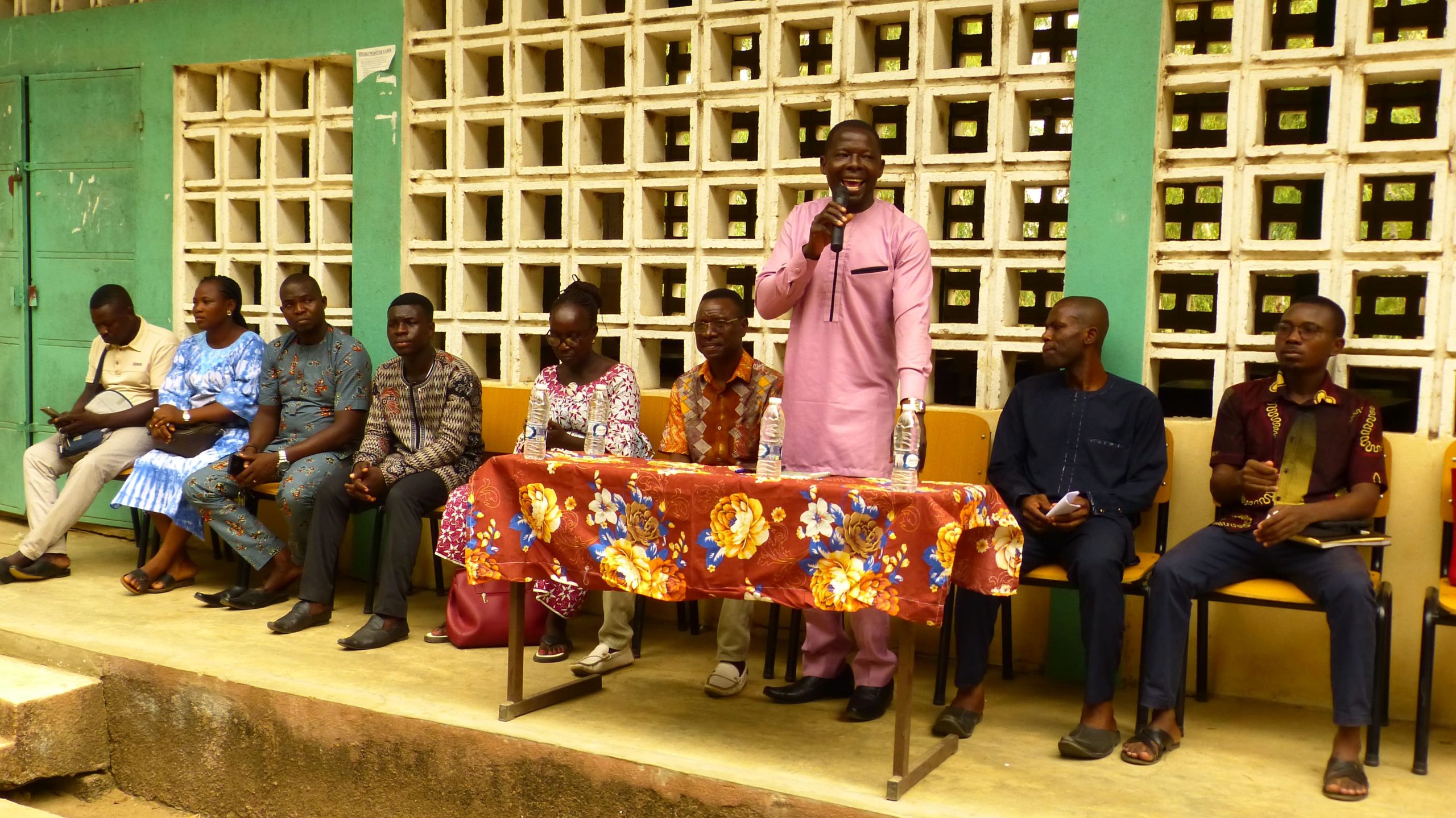 M. Koudema entrenant les apprenants du Lycee Kara II min scaled