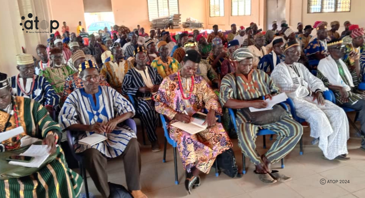 Révision de la Constitution : une délégation de l’Assemblée nationale a échangé avec les chefs traditionnels et les leaders communautaires de Bassar 1 Oliver 35 1