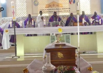 Tchaoudjo : Mgr Ambroise Kotamba Djoliba inhumé à la cathédrale Sainte Thérèse de l’Enfant Jésus de Sokodé