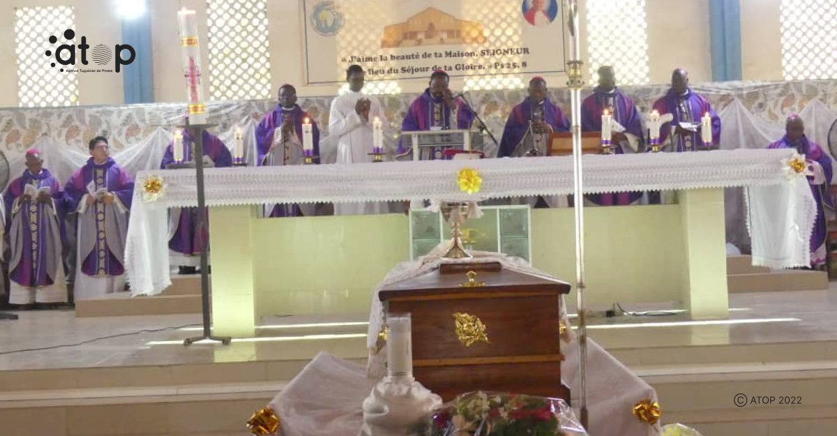 Tchaoudjo : Mgr Ambroise Kotamba Djoliba inhumé à la cathédrale Sainte Thérèse de l’Enfant Jésus de Sokodé 1 Oliver499
