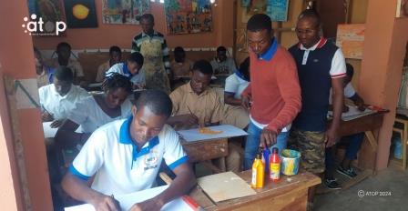kloto/arts plastiques : des jeunes désœuvres et apprenants en peinture renforcent leurs capacités 1 PHOTO 12 Les apprenants en atelier de formation