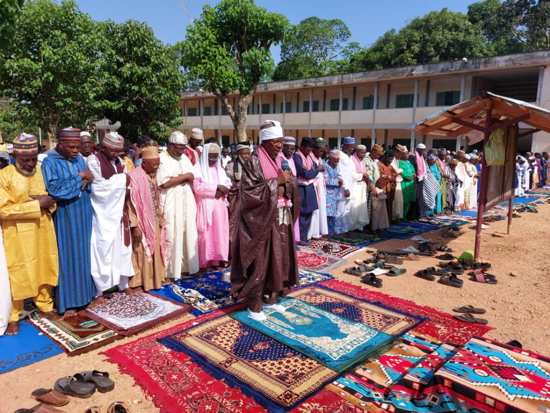 Vue partielle de fildeles musulmans en priere a Badou