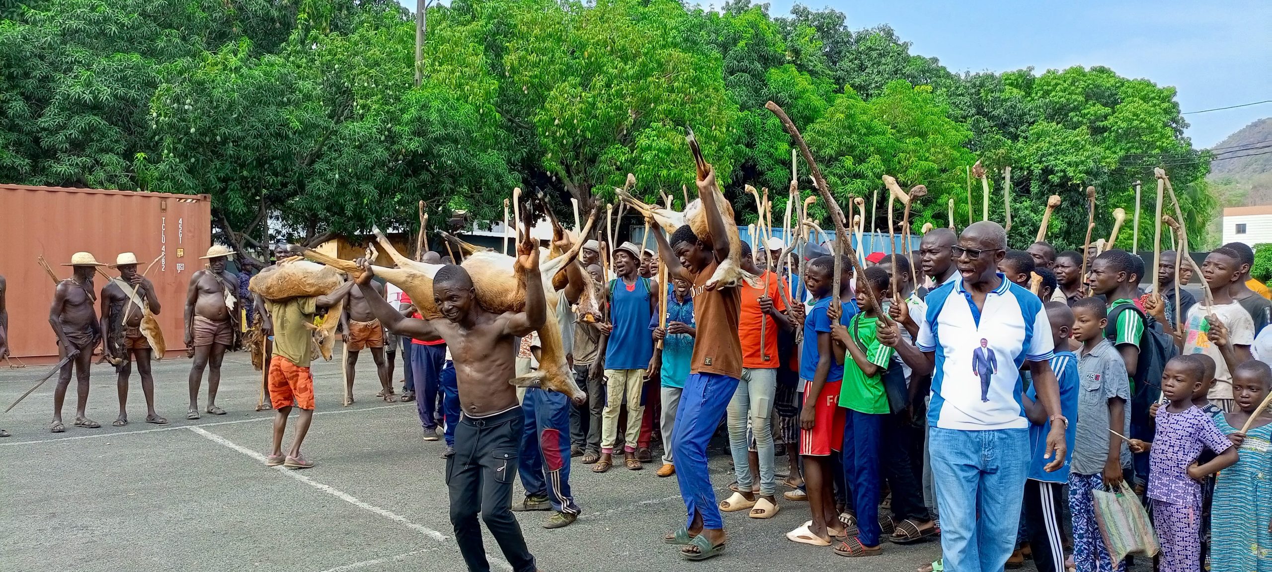 danse des chasseurs exhibant leurs gibiers min scaled