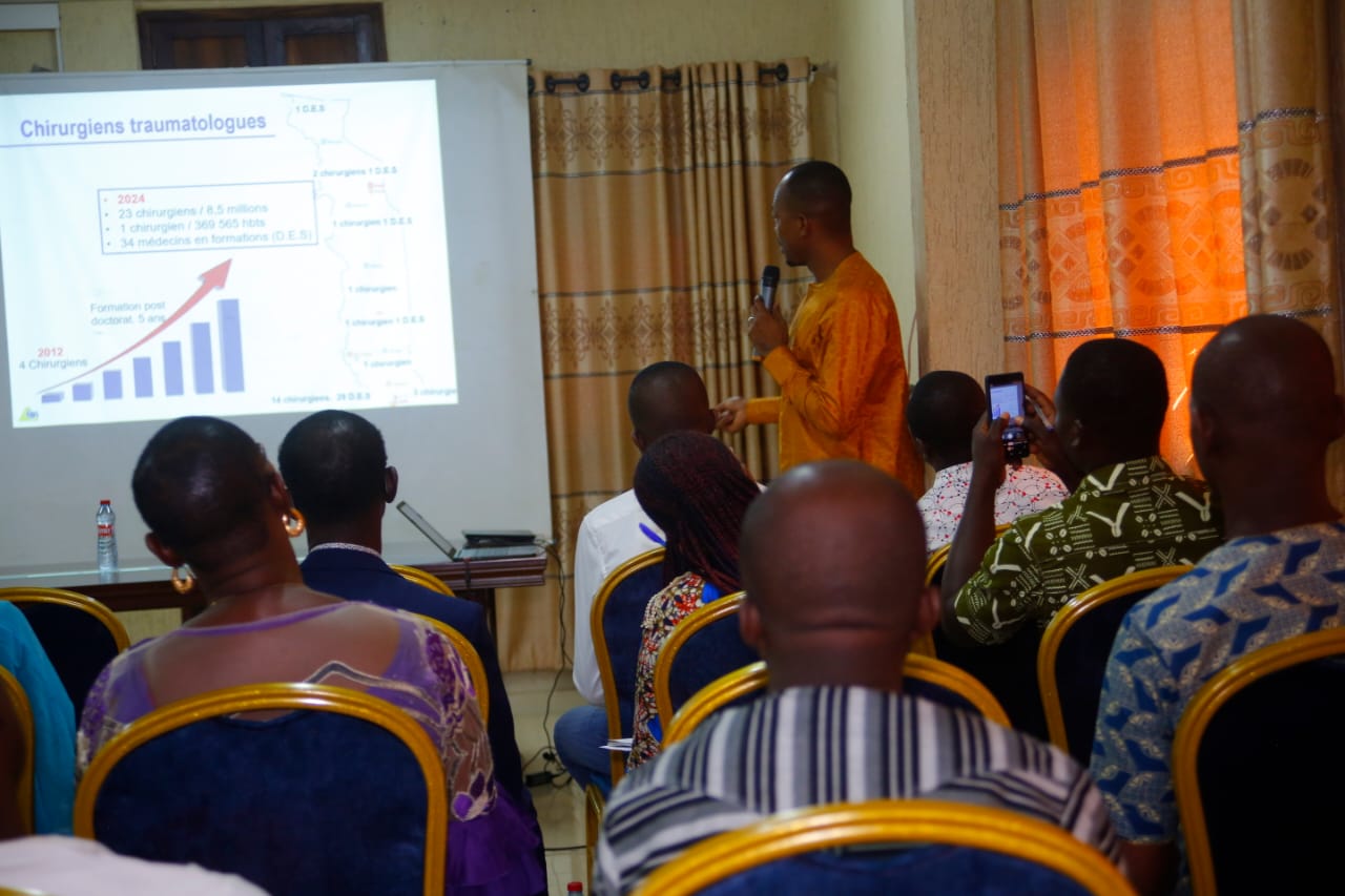le Docteur AYOUBA Gamal lors dune presentation