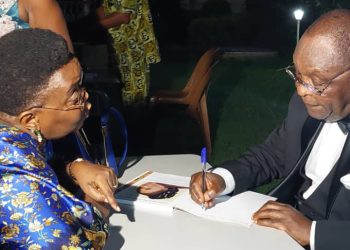 Le livre « Bella Bellow, la Légende africaine » de Jules Ahadji Komlan dédicacé à Goethe-Institut