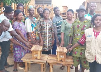 Haho : des tablettes et tabourets offerts à six écoles de Kpedomé