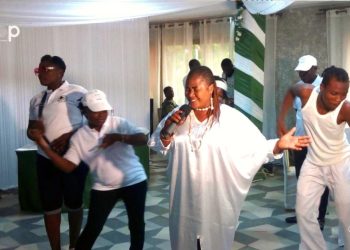 1er Mai :  l’artiste Bibi Reine en fête avec les portefaix des marchés de Lomé