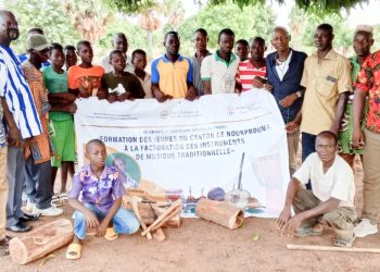 Tone/musique traditionnelle :  le projet de formation des jeunes à la fabrication des instruments de musique lancé à Nioukpourma