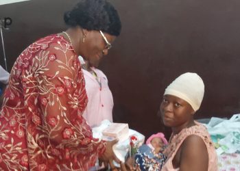Ogou/fête des mères : la ministre de l’Action sociale a offert des cadeaux à 30 femmes parturientes