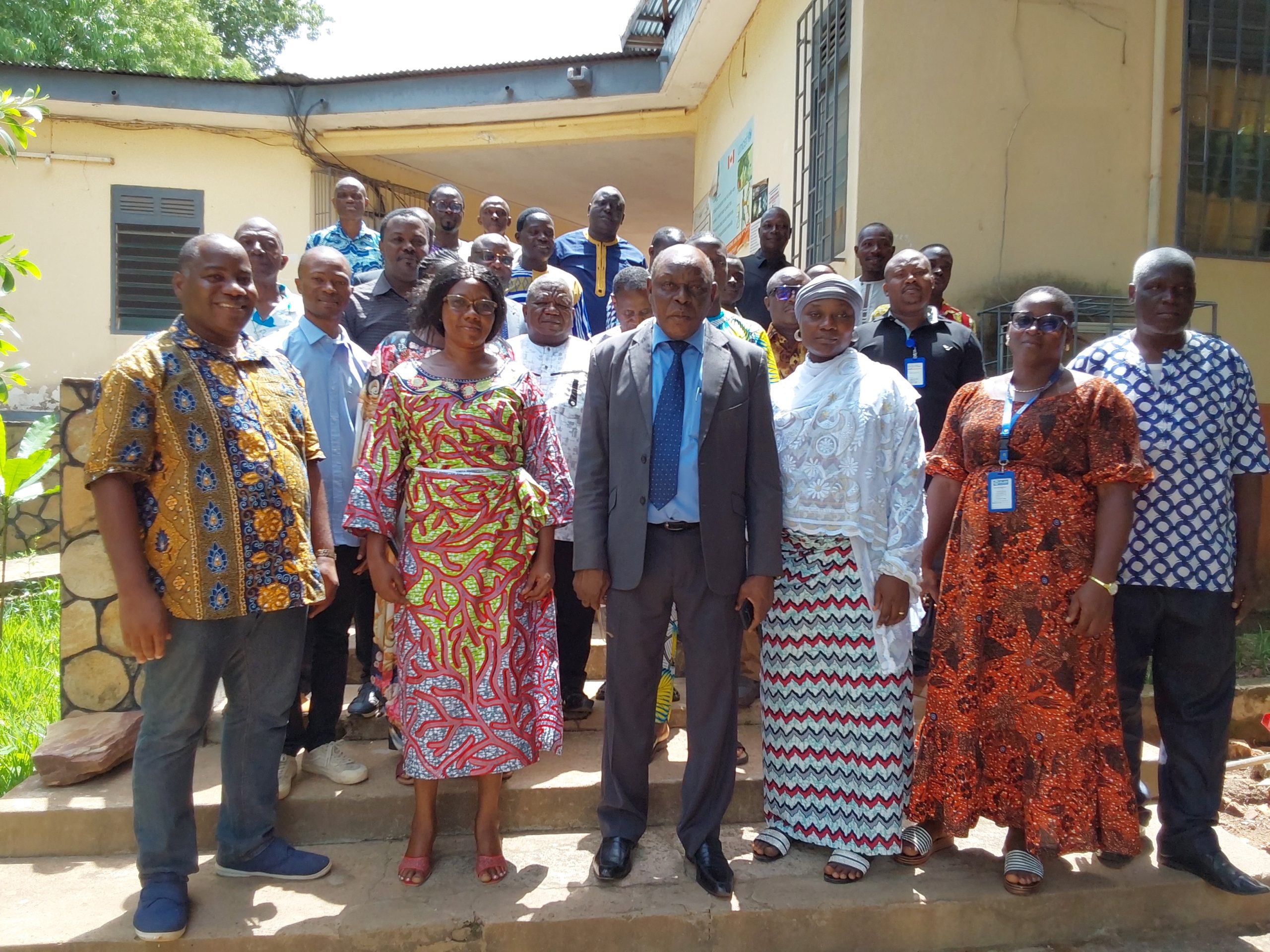 Photo de famille des membres des bureaux intalles et les autorites scaled