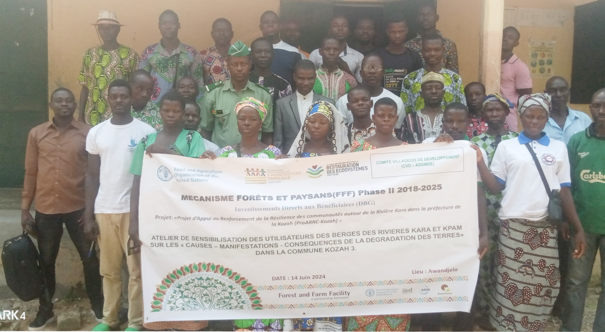 39 Le prefet Douti remet symboliquement un kit de formation au superviseur Yele Essohana a gauche 18