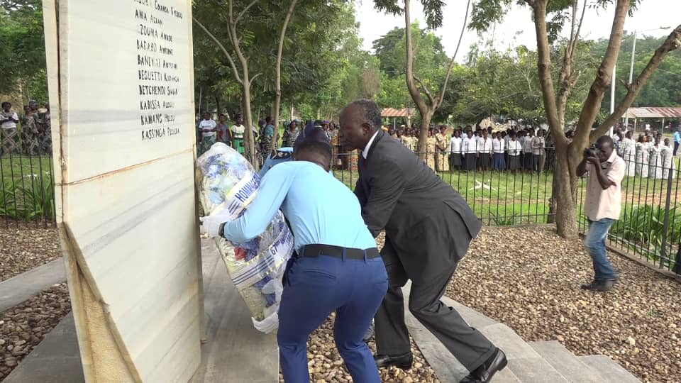 Kozah/commémoration de la journée des martyrs : le préfet Bakali a déposé une gerbe de fleurs à Pya Hodo 1 Le Col. bakali deposant la gerbe au pied de la stele de Pya Hodo