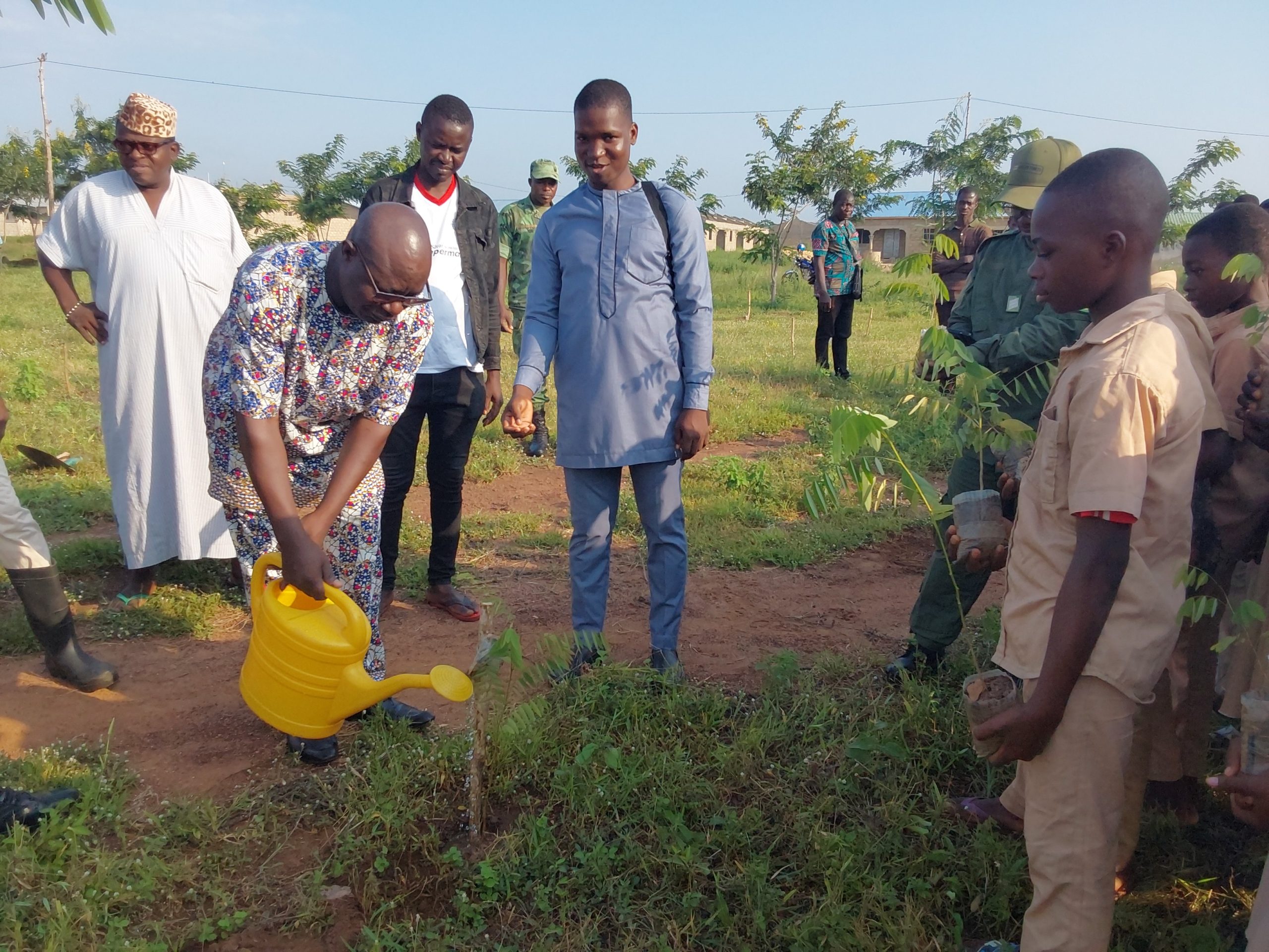 Ogou/ journée scolaire verte : 1500 plants mis en terre au lycée de Sada à Atakpamé 1 13 Le SG Kondo Kpapou arrosant le jeune plant mis en terre scaled