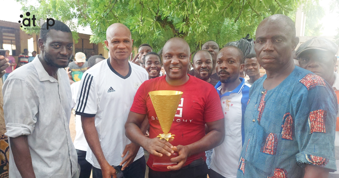 30 Le capitaine de Dragon noir Etoo Kokou Samuel avec le trophee