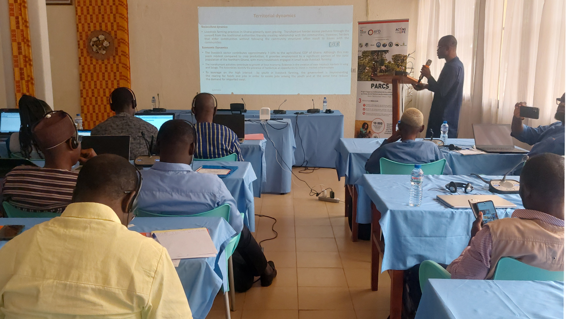 39 Le prefet Douti remet symboliquement un kit de formation au superviseur Yele Essohana a gauche 154