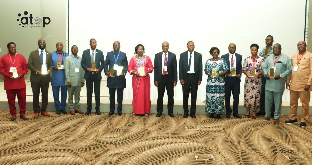 Autorites et representants des intitutions avec leur trophe