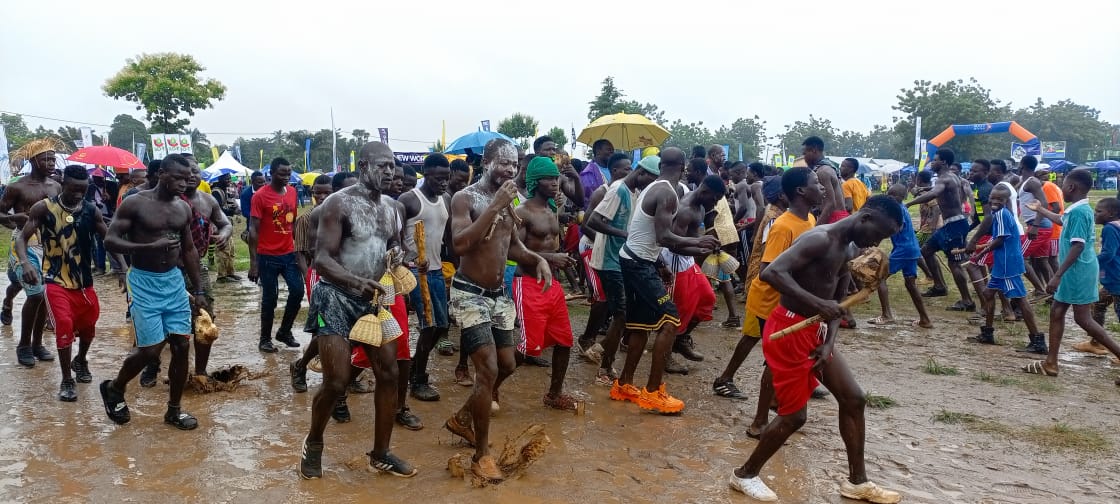 Les danseurs sous la pluie avant le debut de la finale de Lassa