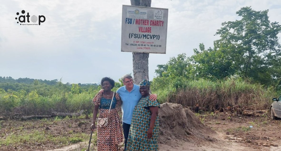 Les responsables de LMBA et Mme Charity sur le site du village