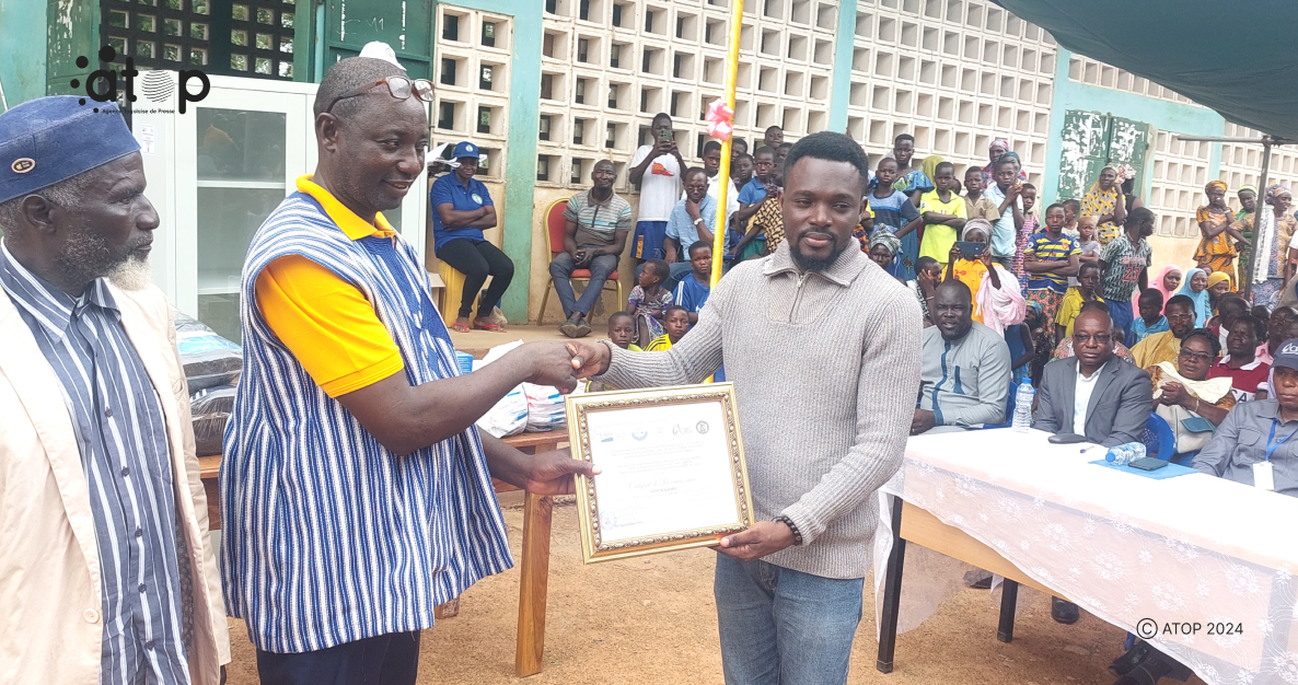 Oti-sud / 2e édition ‶meilleures écoles performantes du projets stars″ : les EPP N’gambi, Tokpli et Kpandjibou primées 1 M.Bakobam remet le 1er prix au directeur de lEPP NGambi