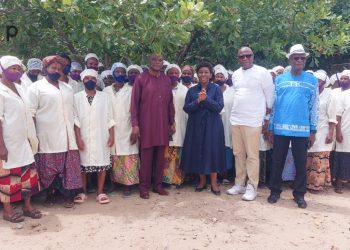 Tchaoudjo : La ministre du commerce visite l’usine « Cajou du Centre » et le chantier du Grand marché moderne de Sokodé