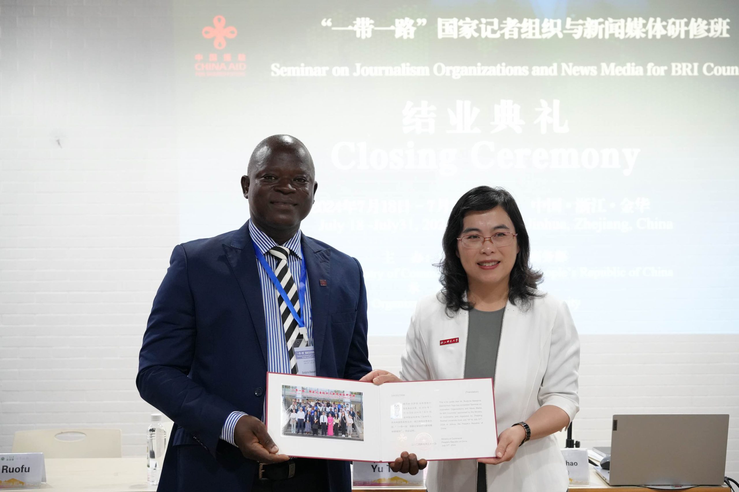Chine/cours de formation sur les médias d’information: des attestations aux journalistes clôturent le seminaire 1 Prof. Zhang Tianzen en blanc remet une attestation au participant togolais scaled