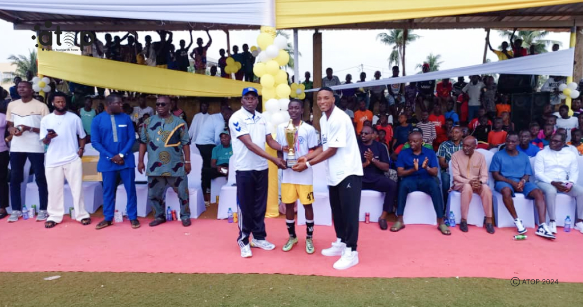 5ème édition du tournoi de la reconnaissance, trophée Laba Fodoh des U17 : Swallows, vainqueur de la phase du Grand-Lomé 1 Remise de trophee