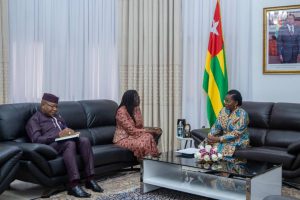 Discussions entre le Premier ministre a droite et Mme Adekambi Domingo de l UNFPA