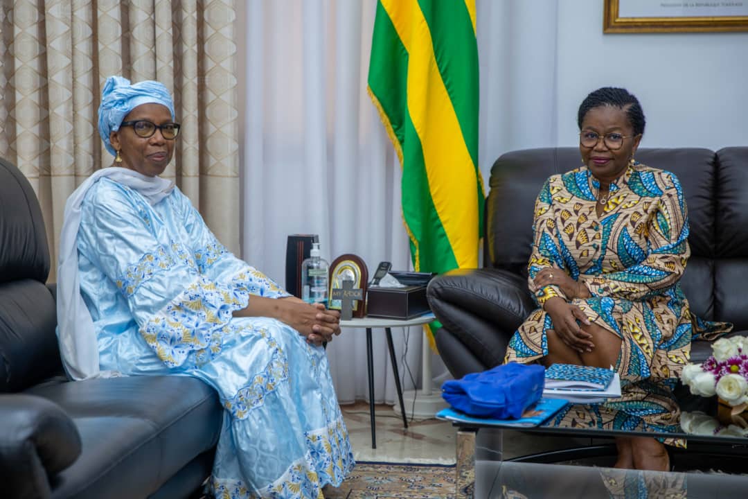 Le Premier ministre a droite et Mme Ba Sidibe de lUNICEF