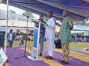 Le ministre Tessi au micro prononcant son discours