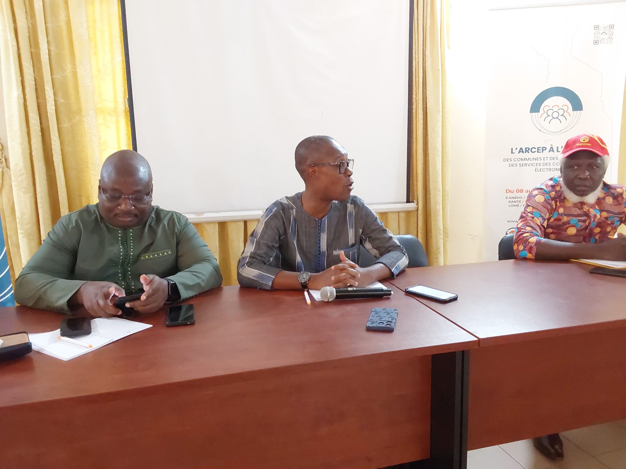Le representant du DG de ARCEP Togo M. Awutey Dodzi Sylvanus expliquant les attributions et missions de sont institution scaled