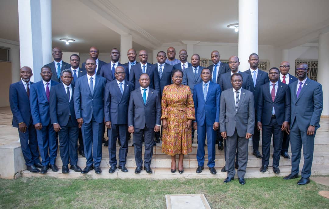 Des diplomates togolais en fin de formations sur leurs missions, reçus par le Premier ministre 1 Mme le Premier ministre devant milieu entouree des diplomates togolais a letranger 1