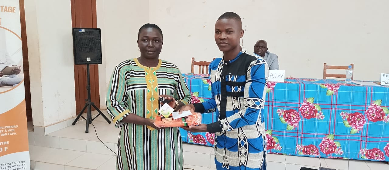 Remise du 2eme prix a Mme Assi