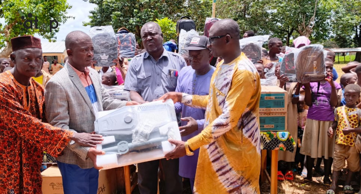 Le CAFAB assure la rentrée aux élèves méritants et démunis de Tchaoudjo 2 1 8 Remise symbolique du don aux beneficiaires