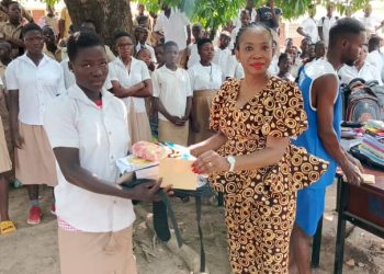 Est-Mono/Education : L’association « Filles à l’école » offre des kits scolaires à 27 filles à Kpessi