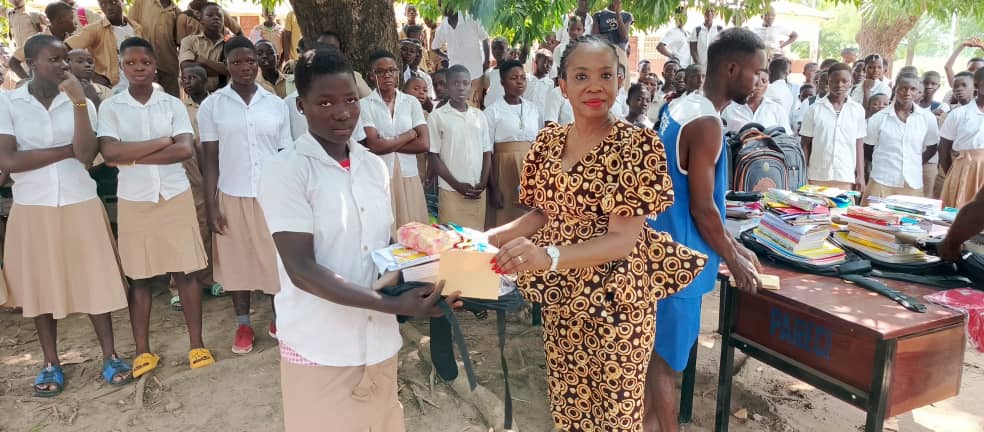 Est-Mono/Education : L'association « Filles à l'école » offre des kits scolaires à 27 filles à Kpessi 1 ATOP 1 44