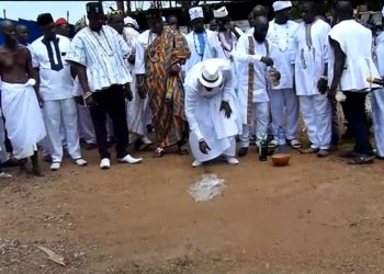 Haho/ Agbogboza :  des rituelles de libation et d’invocation des oracles à Agbogbodji