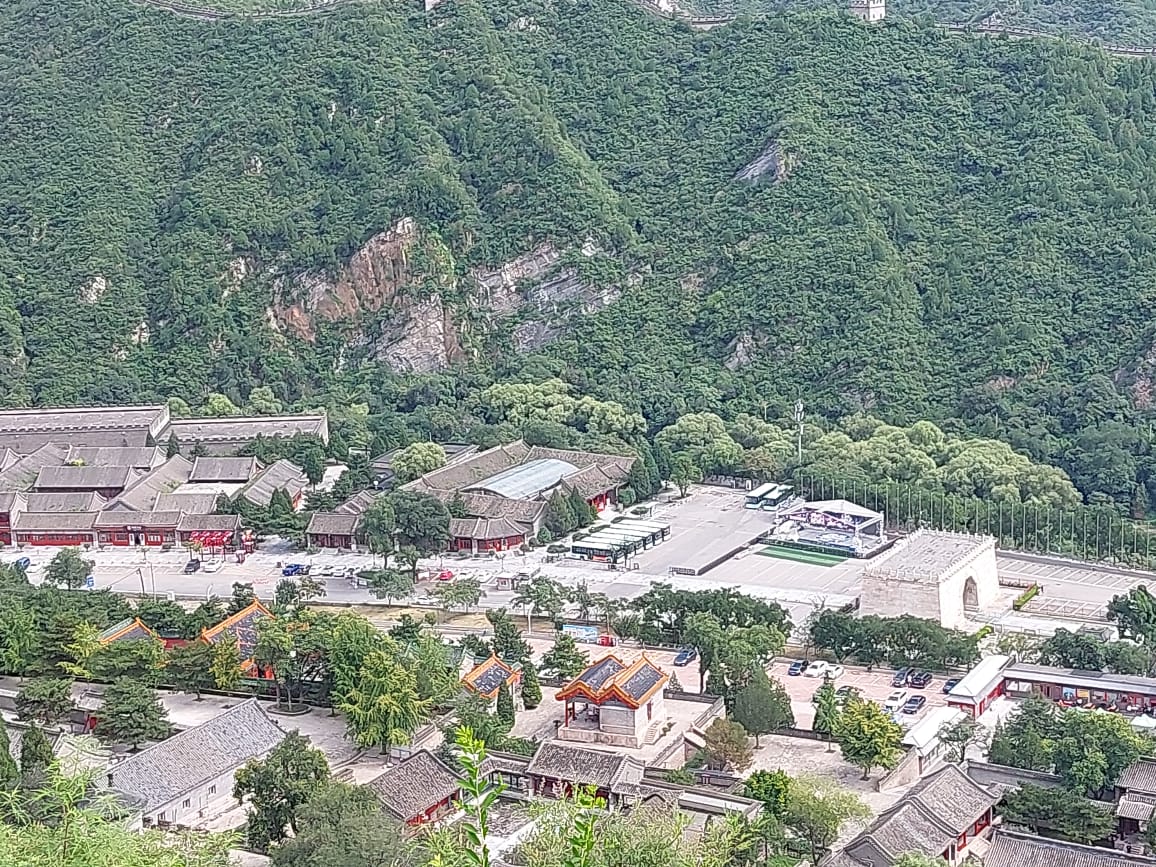 Forum Chine-Afrique 2024 : Les journalistes visitent la grande muraille de Chine 1 Le site vue den haut