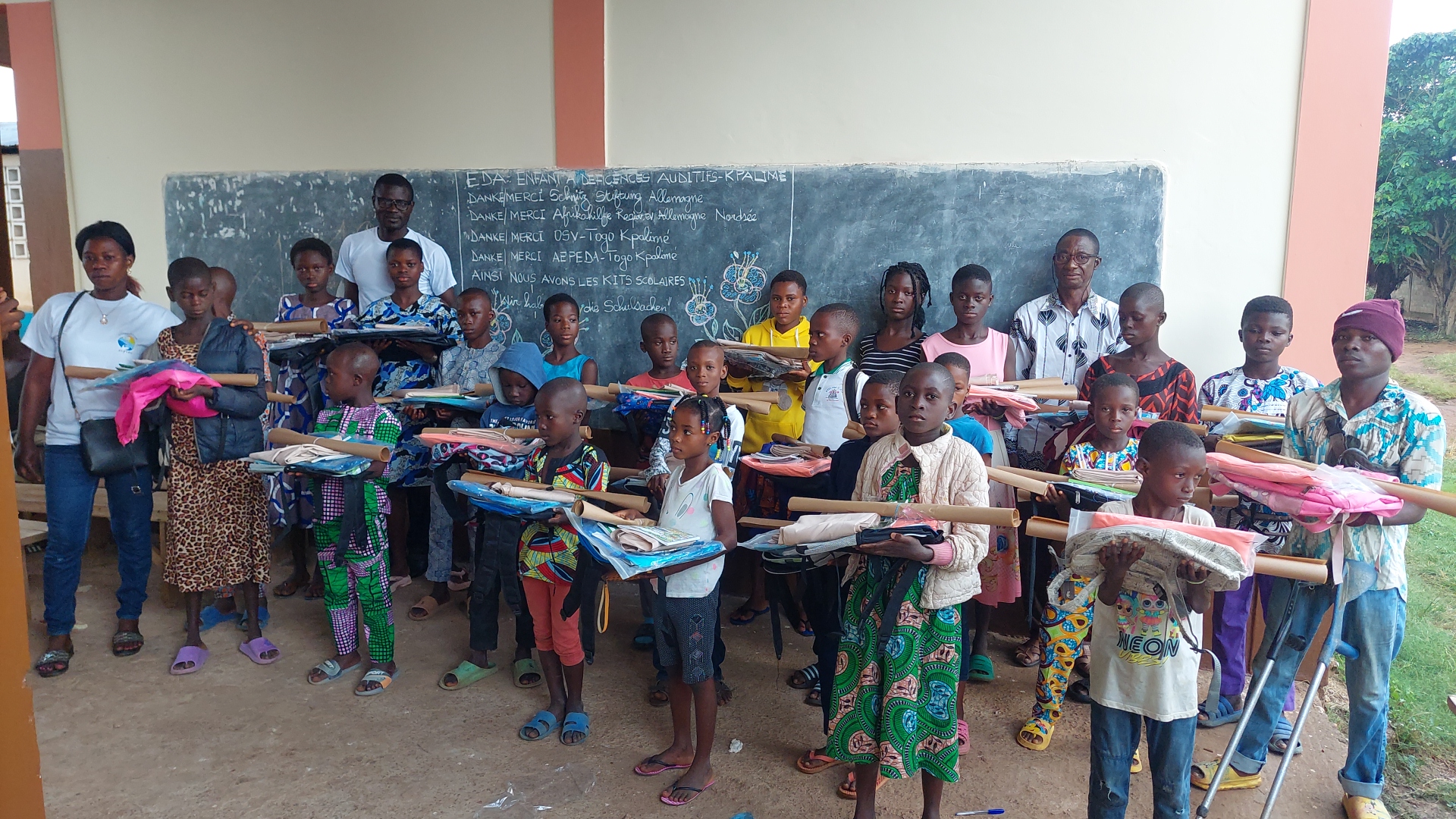 Kloto : trente élèves à déficience auditive bénéficient de kits scolaires 1 Les enfants a deficience auditive avec leurs kits