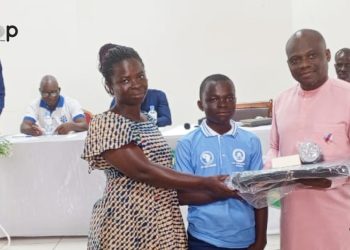 Kpélé :  des enfants et jeunes du « CDEJ Amenuvenu » d’Adéta kodeme bénéficient des kits scolaires