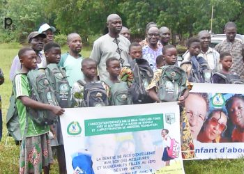 Haho : AEB-Togo a offert des kits scolaires aux élèves de Haito