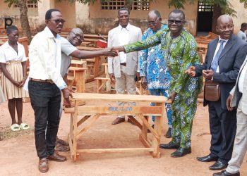 Vo/rentrée scolaire : l’ AE-CC-LYVO offre des tables-bancs  au lycée Vogan 1